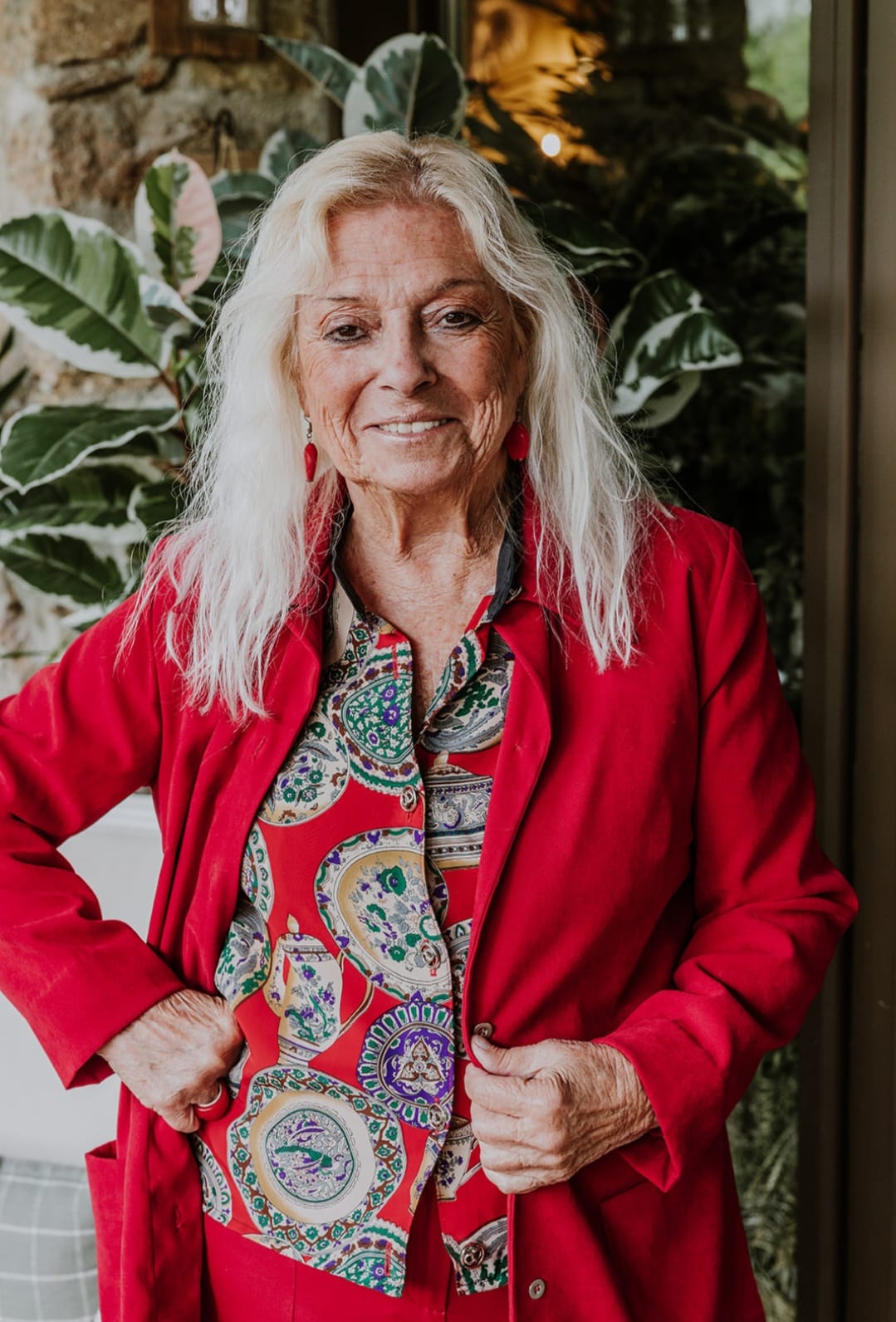Chiruca Serrano, de pelo blanco y chaqueta roja sobre estampado colorido