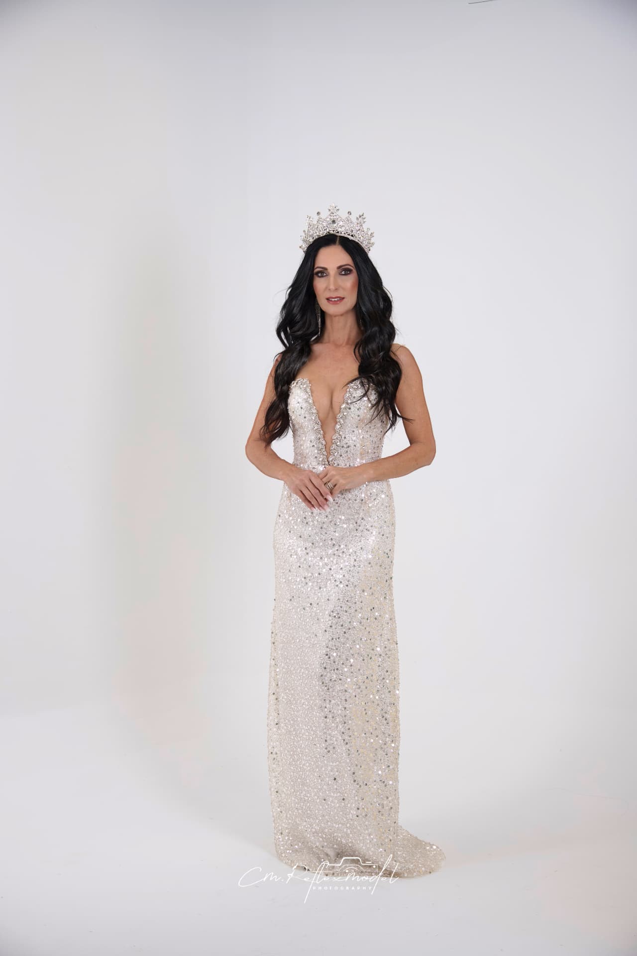 Rosilene Fincatti con vestido de lentejuelas plateado y corona